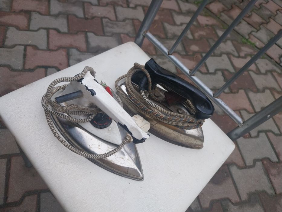 Vand 2 buc fier de călcat vechi