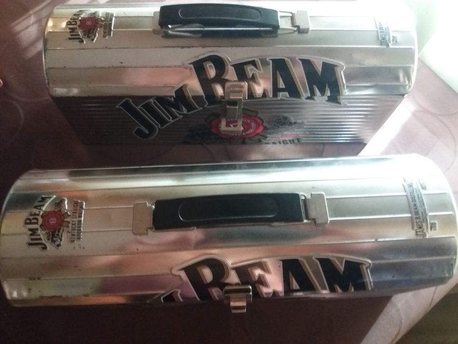 Метални кутии от уиски за декорация