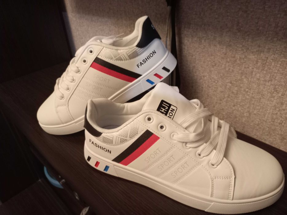 Новые белые  кроссовки (Одна  пара )