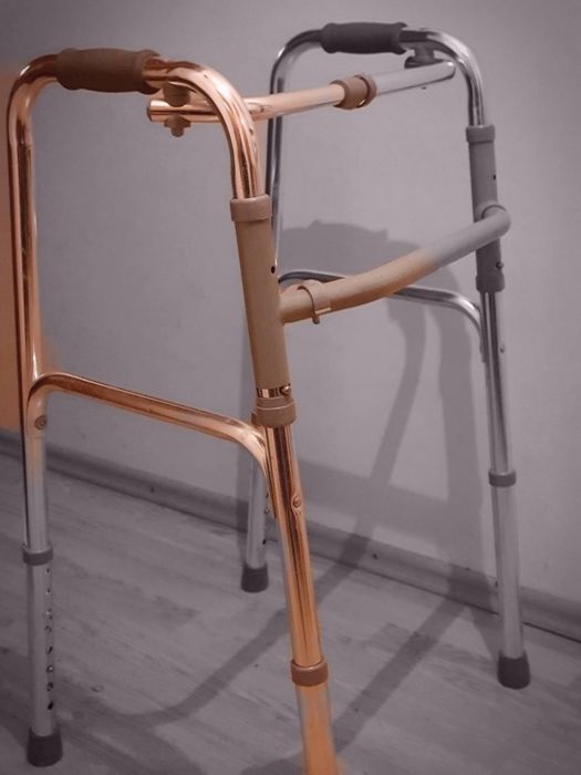 Cadru medical pliabil și saltea antiescare (nefolosită)