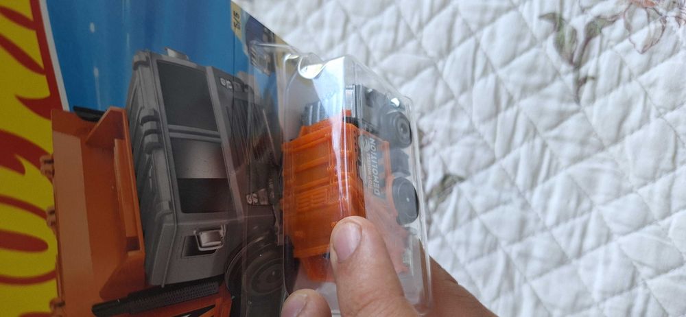 Машинка hot wheels th