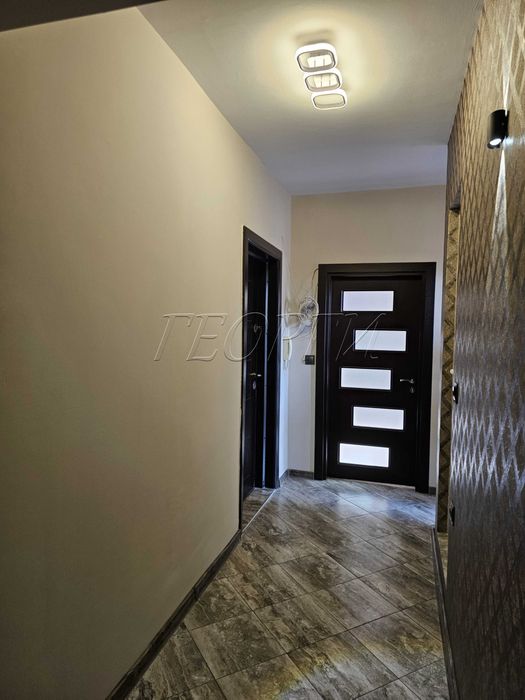 Давам под наем тристаен необзаведен 60кв.м.  ул. Царевец