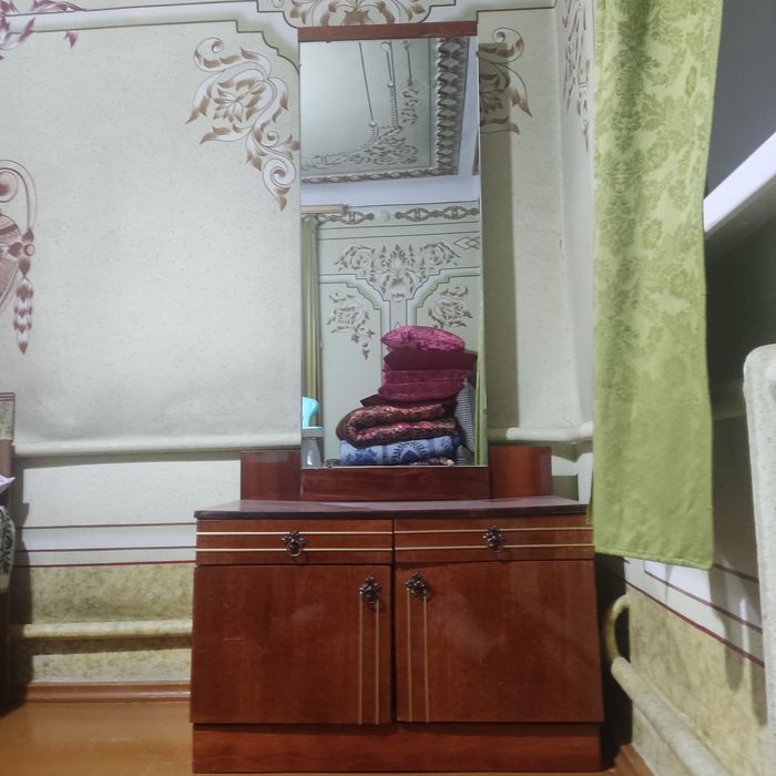 Трюмо с зеркалом