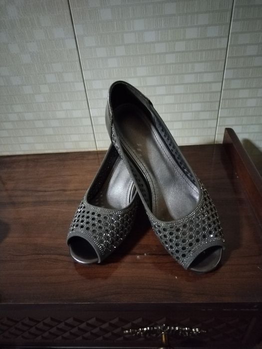 Ayollar uchun yozgi oyoq kiyim