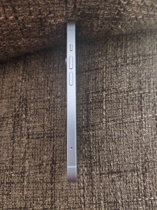 Продавам iPhone 14 в перфектно визуално и техническо състояние!