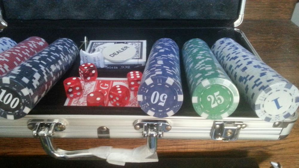Set poker cu 300 jetoane neimprimate. Cutie aluminiu.  Nou! Sigila