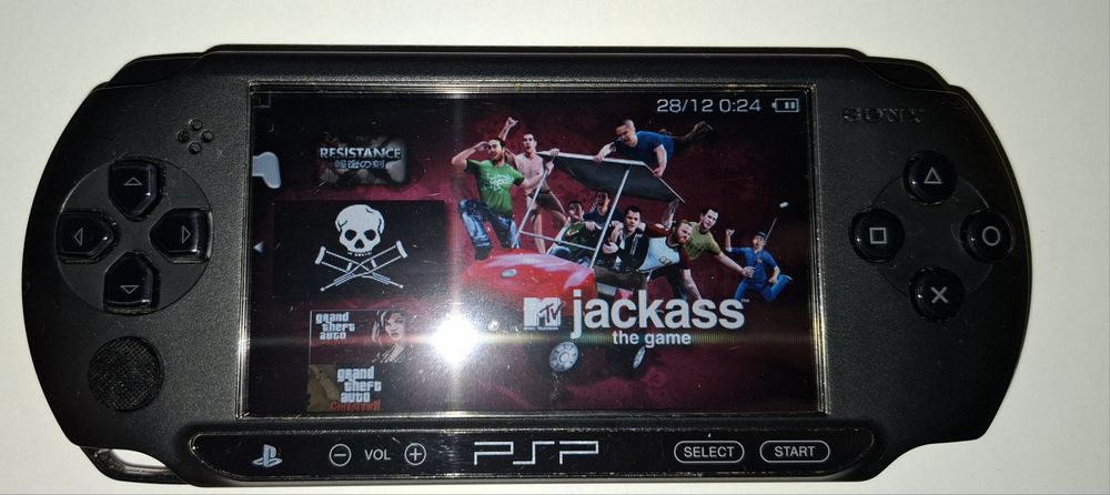 PSP Sony E1004 funtional + modat + jocuri incluse