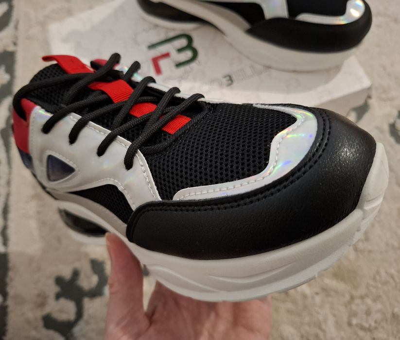 Женский кроссовка