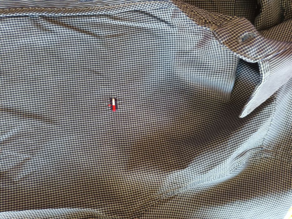 Мъжки ризи на различни марки.