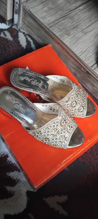 Yaltiroq tufli yangi