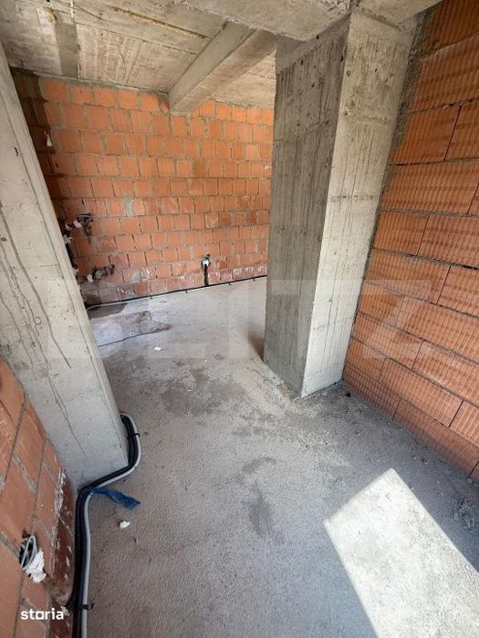 Apartament 3 camere, 2 bai, decomandat, etaj intermediar, zona Tractor