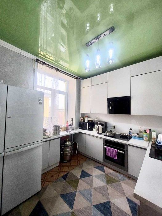 Продам 3х комнатную СТАЛИНКУ в районе ДКМ с балконом