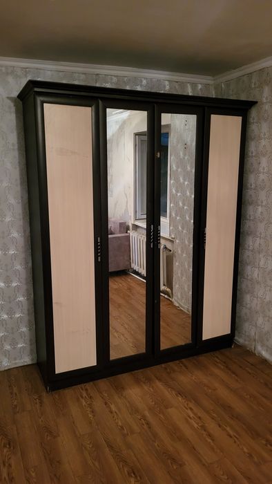 Шкаф с зеркалом продаётся