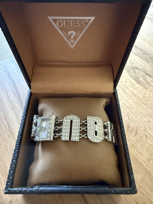 Продавам дамски часовник GUESS