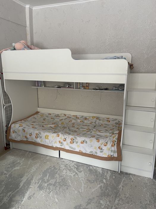 Двухярусная кровать вместе с матрасами