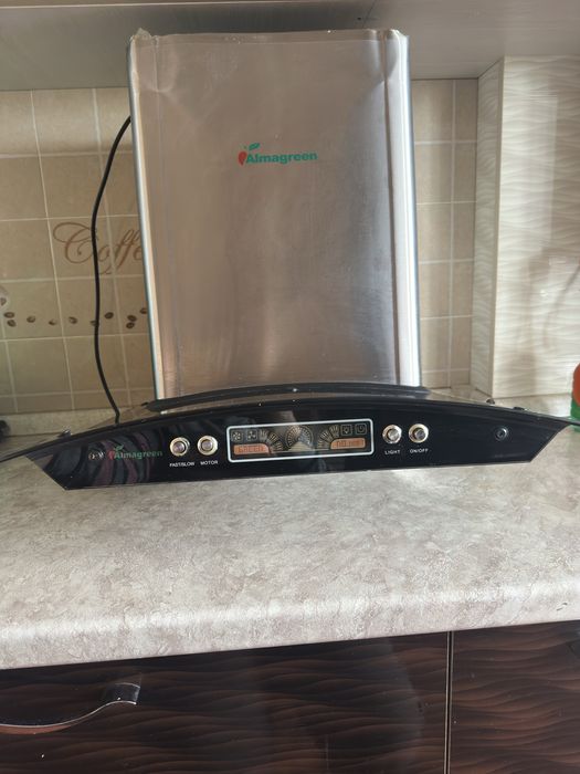 Вытяжка, в хорошем состоянии, отлично вытягивает запах еды