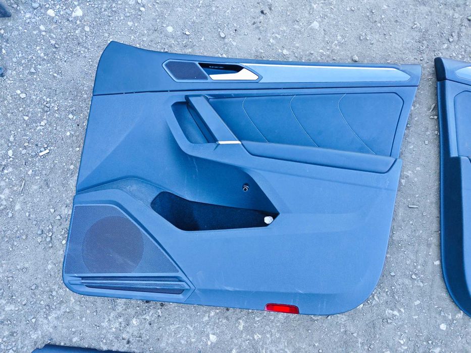 Много запазен R-Line кожен салон с алкантара и текстил VW Tiguan 2021