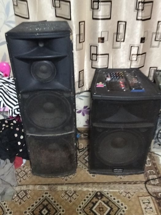 Se vinde mixer cu tot cu boxe in stare bunicica 2 boxe și un mixer bun