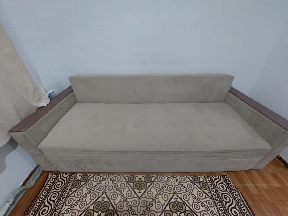 Диван с 3 подушками