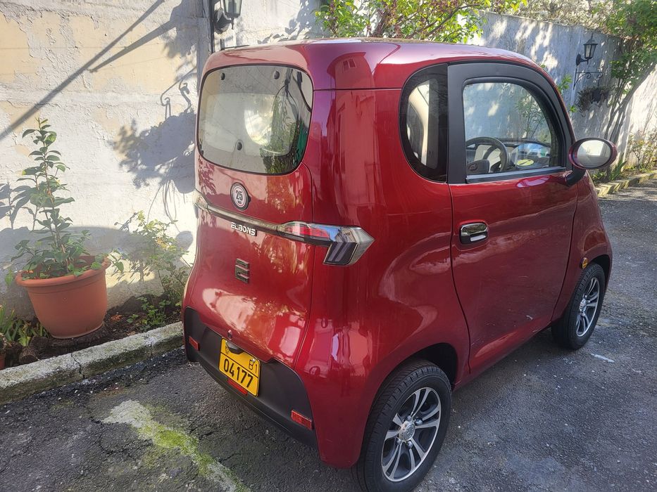 Mașină electrică. Nu necesită permis! 
- Se încarcă la priză normală (220V)
- Dimensiuni compacte – perfectă pentru t
