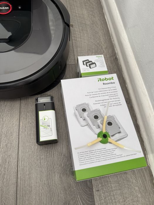 iRobot Roomba i7 + cleaning base