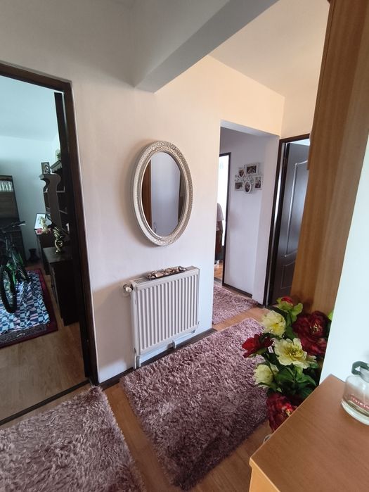 Vând apartament trei camere zonă centrală, Mioveni, două balcoane, două băi, liber
