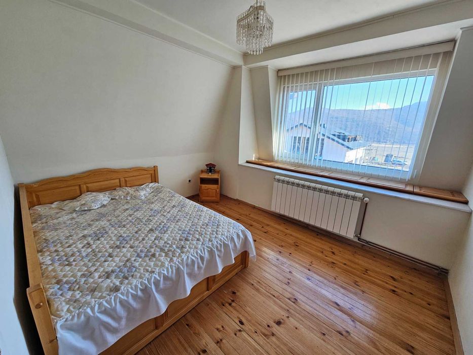 3-етажна къща с басейн и голям двор в квартал Каменица