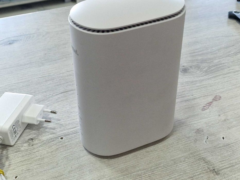 Настолен рутер ZTE G5B, Wi-Fi 6, 12 антени, бял