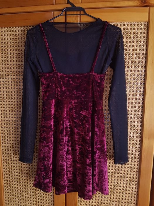 Къса рокля червено кадифе с мрежеста блузка.