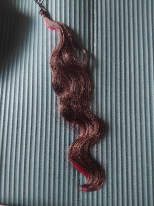 Коса за допълнителен обем. Тъмен кичур с червено. Поставяне с ластик.