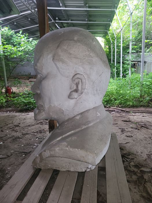 Бюст В. И. Ленина из гипса высотой 110 см