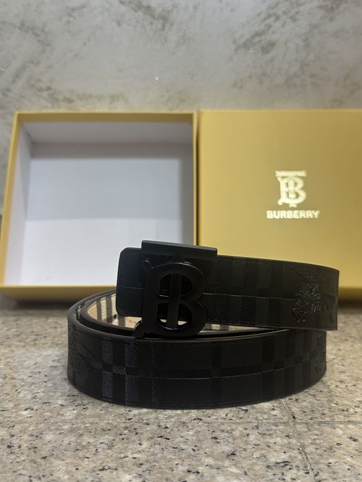 Curea Burberry reversibila