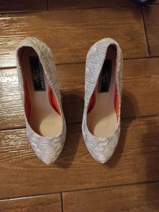 Обувки на висок ток