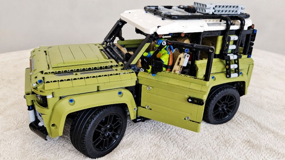 LEGO Technic 42110 Land Rover Defender - Complet, Cutie și Manual inclus