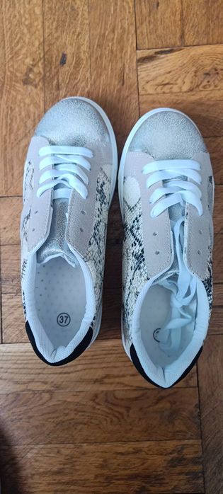 Сандали и пролетни кецове