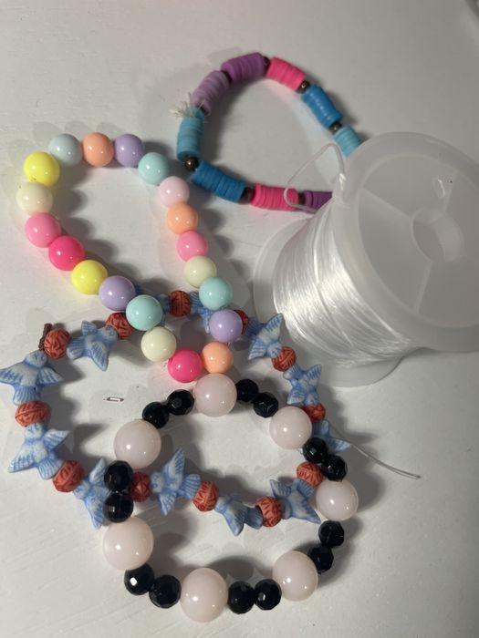 Ръчно изработени гривнички ,които идват с подаръче(гривничка)най-често