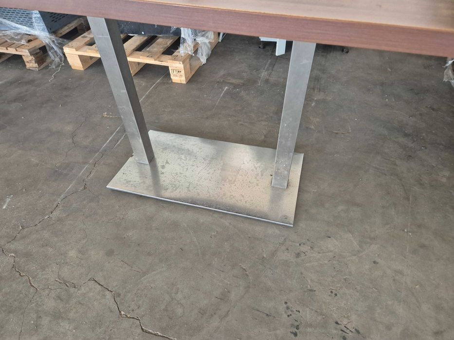 Маса за хранене с крака от неръждаема стомана и плот