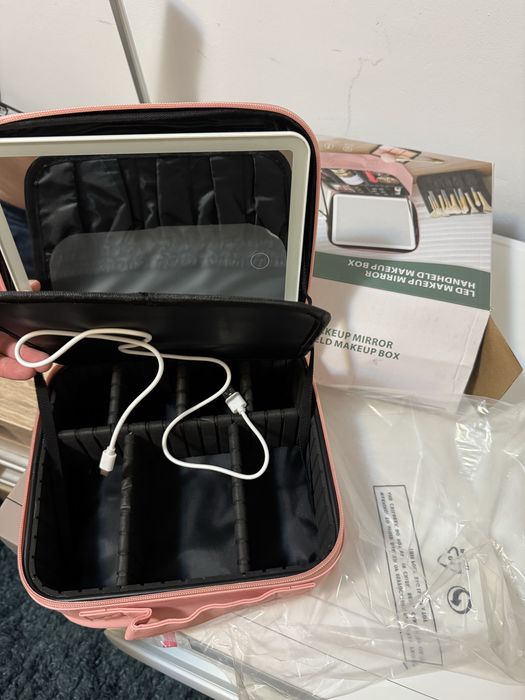 Geanta Machiaj Roz QUANTIM cu Oglinda Led 4K detasabila,Iluminare 3 Trepte, Compartimente Reglabile, Organizator Cosmetice Travel,Buzunar Pensule