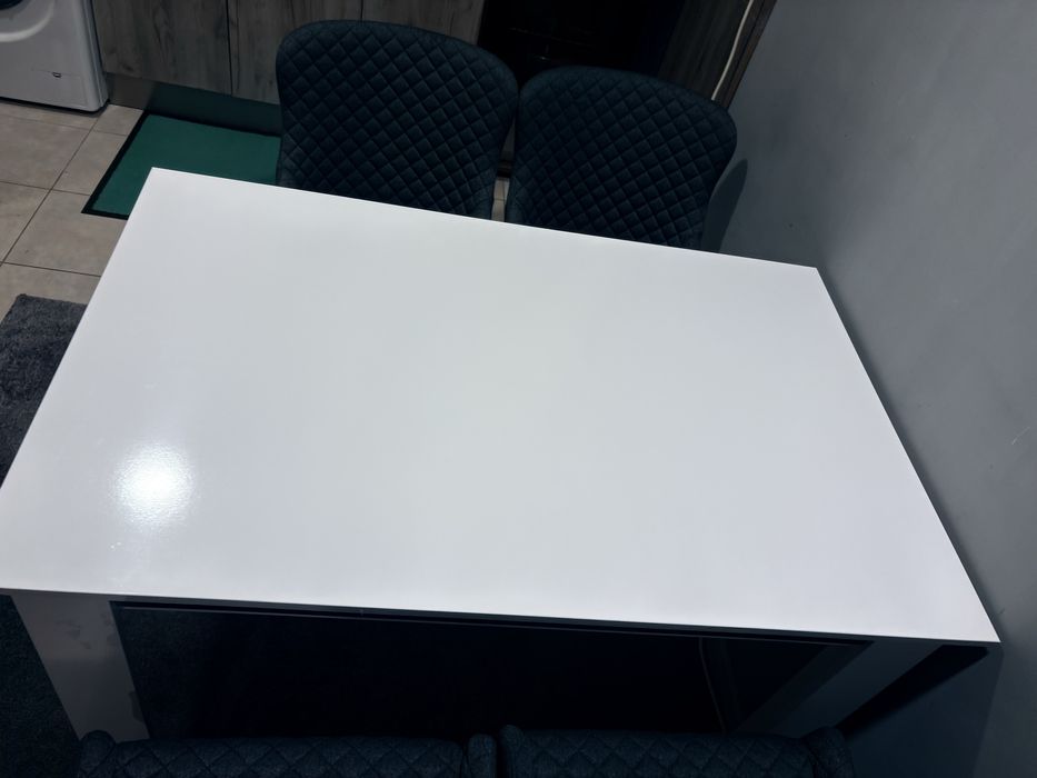 Трапезна маса бял гланц
