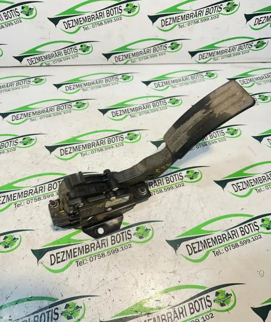 Pedala acceleratie 8200 386 506 Dacia Logan 2010 1.5 D MT (86 hp)