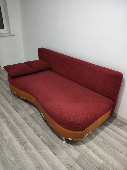 Продам диван, находится в 9 мик