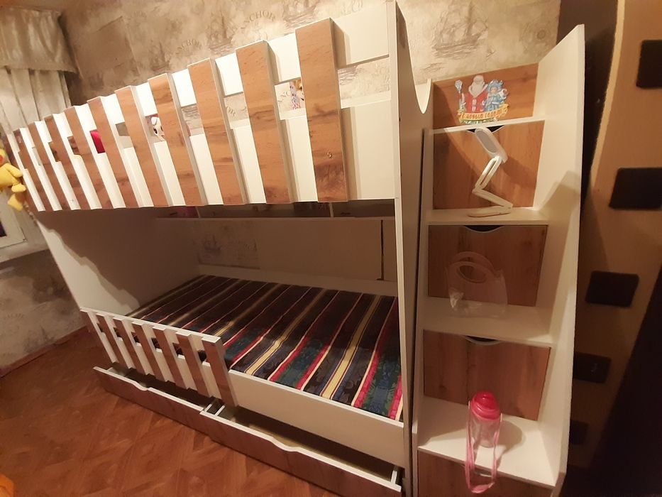 Двухъярусная кровать с ступеньками