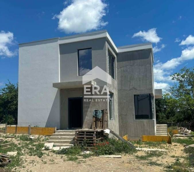 Двуетажна новострояща се къща с Акт 15 за продажба, с двор и паркомяст