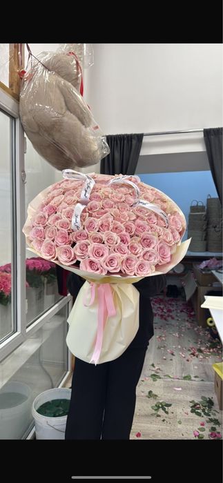 101 роза + кустовые розы за 25 тыс тг. Можно договориться