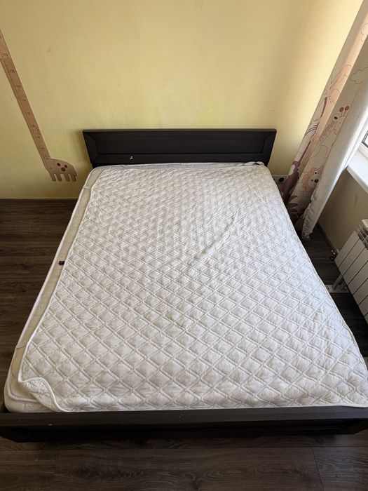 Продам 2х спальную кровать с матрасом