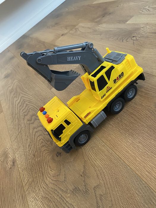 Camion cu excavator in stare foarte bună