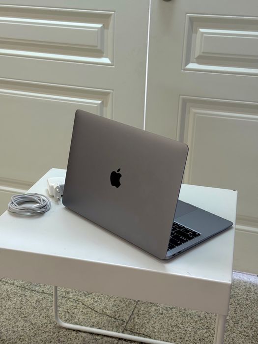 MacBook air M1 (256gb) like new 100 %