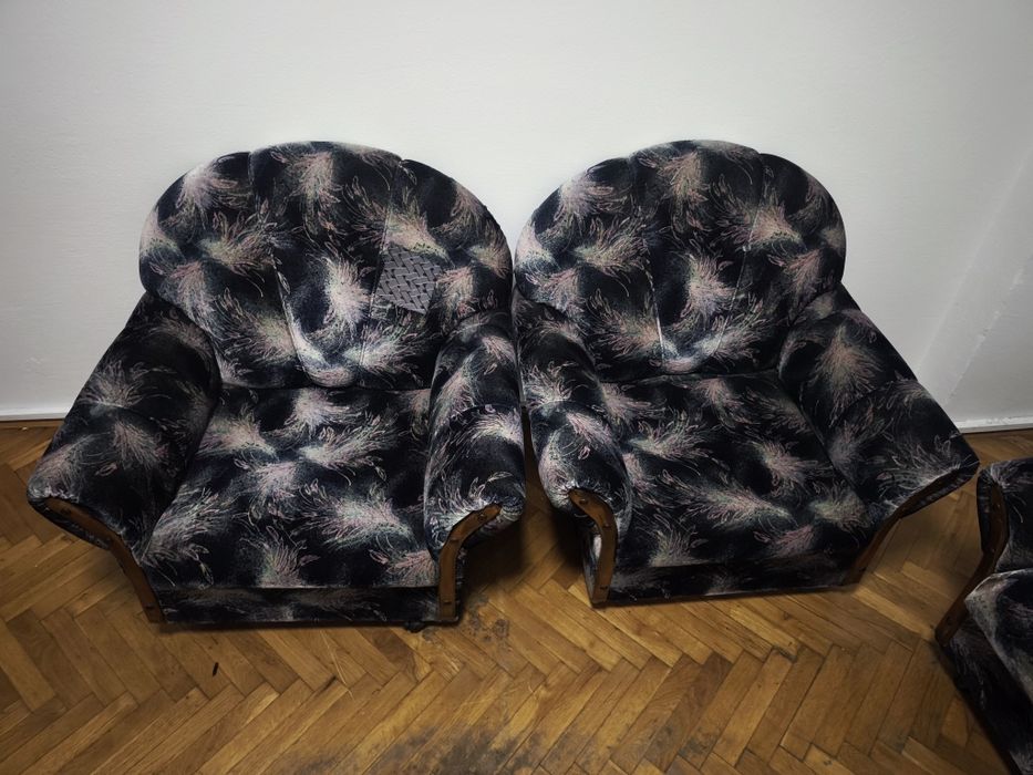 Триместен, разтегателен диван и два фотьойла