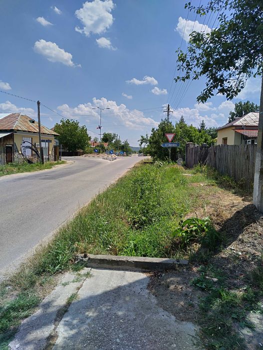 Casa de vanzare la Strada + Pamant . Septebrie .