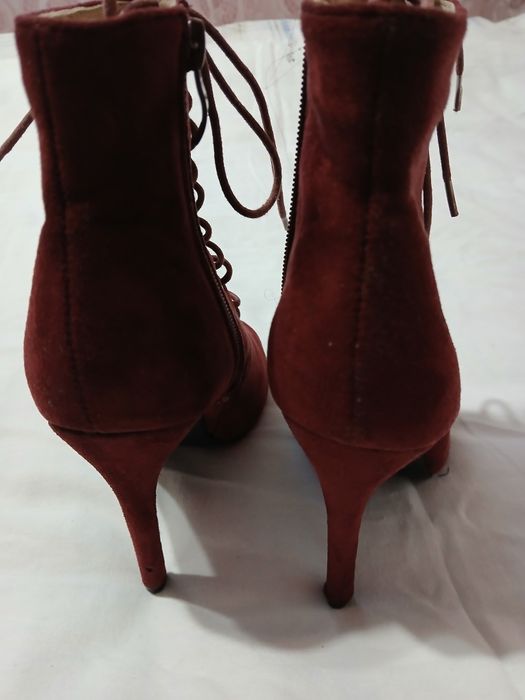 Botine decupate la vârf,vișinii, cu șiret și fermoar